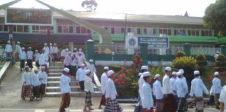 Pesantren Arena Melatih Kepekaan Sosial dan Kedisiplinan Santri